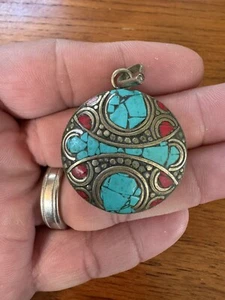 Bellissima pietra tibetana multicolore con ciondolo vintage in ottone - Foto 1 di 16