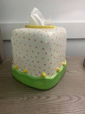 Cubierta de caja de pañuelos de cerámica pintada a mano con lunares coral caprichosos firmados "BR" Foto 1 de 4