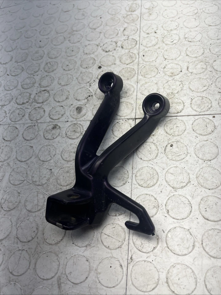 2002 Suzuki GSXR600 passageiro traseiro esquerdo pedestal e suporte OEM - Imagem 1 de 4