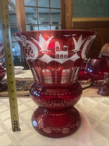 Vaso mediceo in cristallo di Boemia inciso rosso e trasparente, inizio XX secolo - Foto 1 di 3