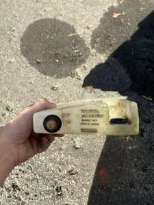89-95 TOYOTA P/U WINDSHIELD WASHER RESERVOIR BOTTLE & PUMP P405b2 - Bild 1 von 5