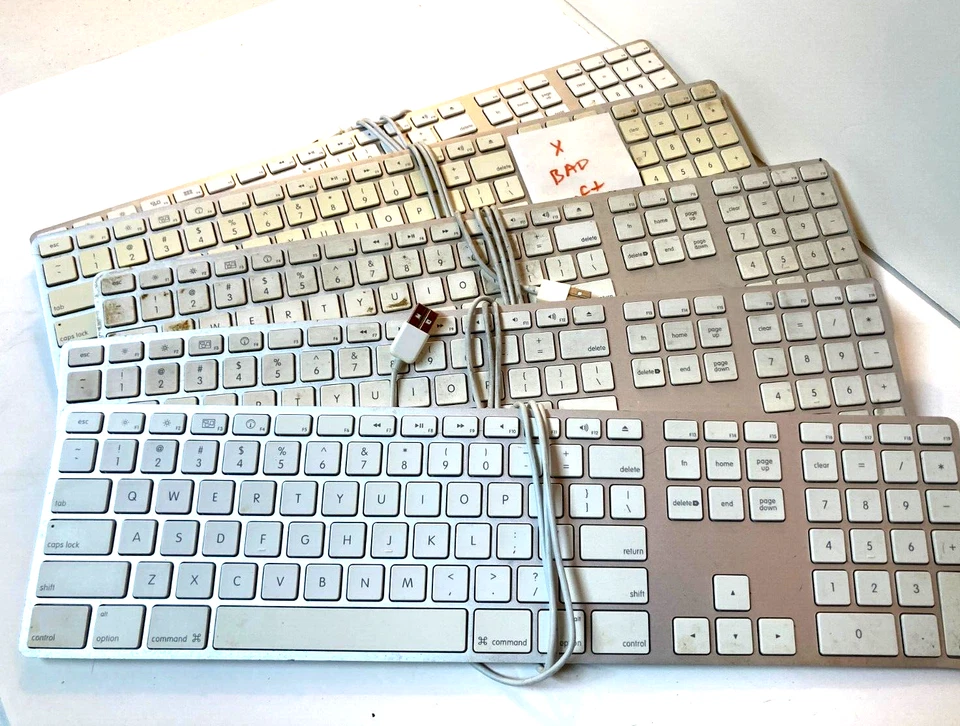 Für TEILE oder REPARATUR - 5 x Apple Original Tastaturen - kabelgebunden weiß/silber A1243 - Bild 1 von 4