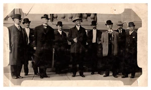 Fotografia d'epoca anni '10 di uomo d'affari in bei vestiti davanti all'edificio - Foto 1 di 2