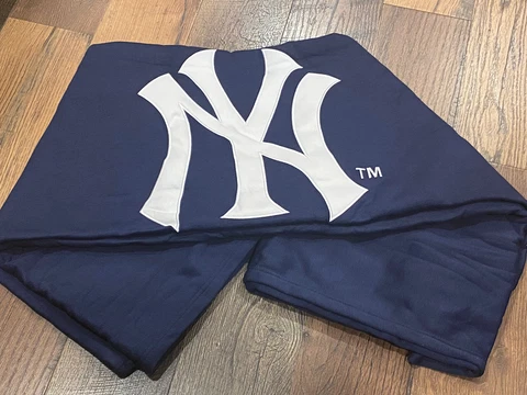 New York Yankees NFL 54'' x 84'' Logo Sweatshirt Blanket  / New with Tags Cover