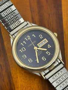 Orologio Vintage Cherokee Uomo Quadrante Nero Data Giorno Argento Tono Oro 38mm Batteria Nuova - Foto 1 di 6