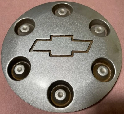 Оригинальный серебристый центральный колпак ступицы колеса для Chevrolet Colorado 2004-2009 годов выпуска 9593979 - Изображение 1 из 4