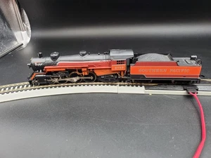 Model Power HO Southern Pacific Daylight 4-6-2 Steam Loco & Tender, Runs - Picture 1 of 13