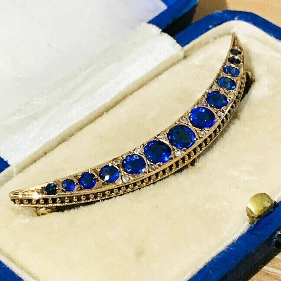 Broche prendedor simulado de diamantes de zafiro de corte redondo enchapado en oro amarillo de 14 k Foto 1 de 4