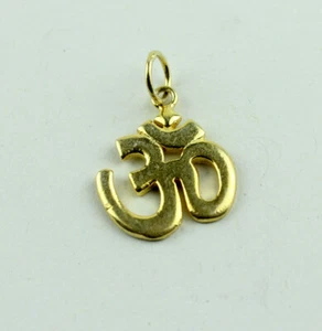 Om Pendant/Charm Real Gold Plated 925 Silver Meditation Yoga Amulet Ohm Aum / - Picture 1 of 4