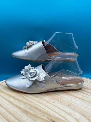 Mules planos de satén Comfortview Ayla para mujer talla 8,5 W punta plateada sin cordones Foto 1 de 4