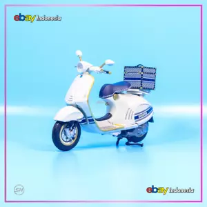 Newray Custom Vespa 946 Bellissima White CD + BAG Diecast Motor Bike 1:12 - Picture 1 of 5