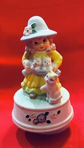 Caja de música de porcelana Little Country Girl With Her Beloved Pets de colección rara - Imagen 1 de 12