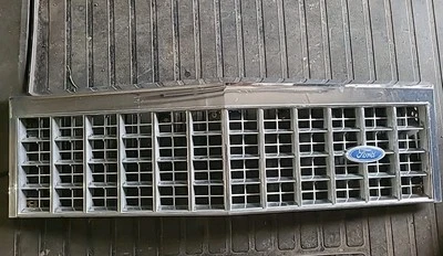 1979-1987 Ford Crown Victoria Ltd emblema de grade fabricante de equipamento original E3ab-8150 limpo - Imagem 1 de 4