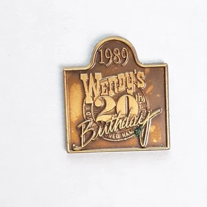 Wendy's Restaurants 20. Geburtstag Hut Anstecknadel gestanzt 1989 (a) Vintage - Bild 1 von 4