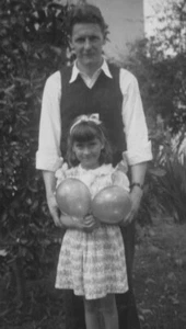 Globos de niña guapo de la década de 1940 retrato instantáneo de patio delantero - Imagen 1 de 3
