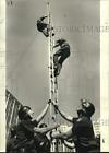 1980 Press Photo New Orleans Fire Department demonstrates climbing techniques