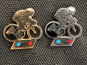 2 PINS PIN SPORT VELO TV OLYMPIC JO LONGO MEXICO CREDIT LYONNAIS ARTHUS BERTRAND - Picture 1 of 1