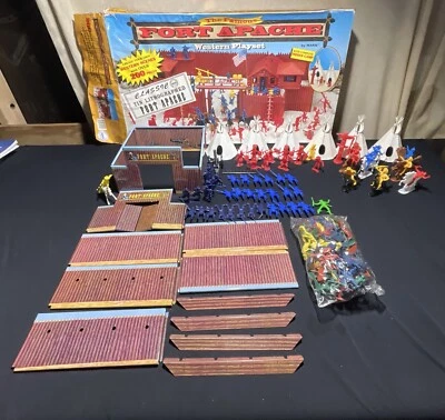 VINTAGE MARX FAMOUS FORT APACHE WESTERN PLAYSET NO. 4502 MIXED TIN & Others - Image 1 of 4
