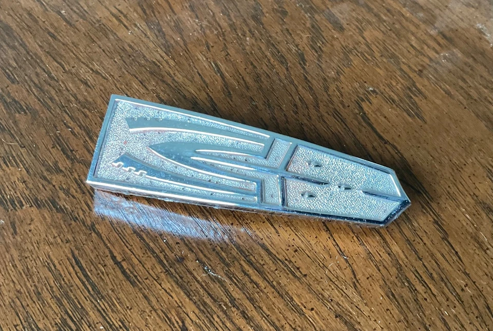 Oldsmobile Dynamic 88/Super 88 1961 = emblema del capó #580996 = pieza de fabricante original Foto 1 de 4