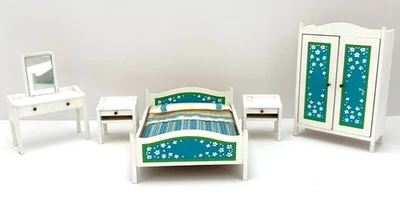 De colección Lundby Casa de Muñecas Miniatura 1:16 Azul Cielo Cama Armario Soportes de Noche Foto 1 de 4