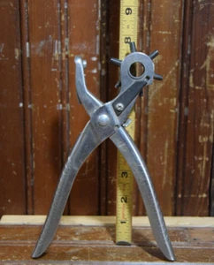 HERRAMIENTA DE MANO ARTESANAL PARA CARROQUINERÍA PERFORADORA DE CUERO GIRATORIA DE 6 AGUJEROS AÑOS 70 METAL VINTAGE - Imagen 1 de 14