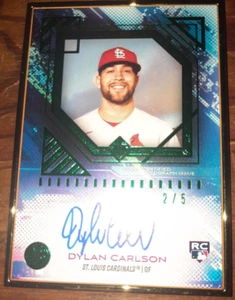 2021 TOPPS TRANSCENDENT-EMERALD-DYLAN CARLSON AUTO-2/5!!!!-ST LOUIS CARDINALS - Picture 1 of 2