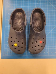 Zoccoli classici Crocs donna taglia 12 14 blu navy Jibbitz charms scarpe casual - Foto 1 di 5