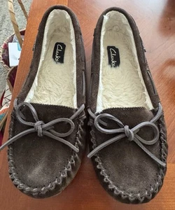 Clarks House Slippers Womens 9M Brown Suede Moccasin Indoor Outdoor JMH1908 - Picture 1 of 6