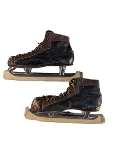 Pattini da ghiaccio vintage antichi Alfred Johnson in pelle 1918 coppia decorazioni invecchiate taglia 10 - Foto 1 di 6