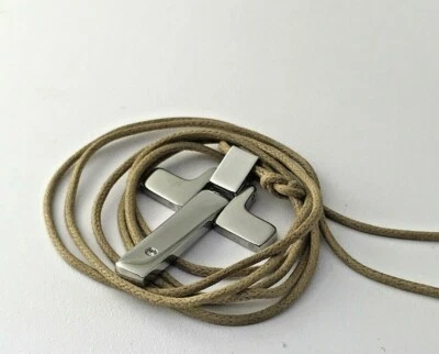 Collar con colgante de cruz de acero inoxidable en cordón de seda marrón ajustable 28" #11 Foto 1 de 4