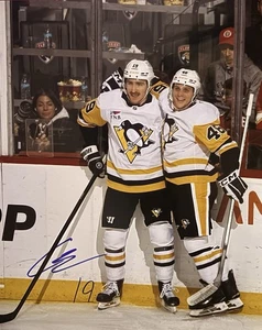 ¡Foto 8x10 firmada por Connor Dewar! ¡Pingüinos de Pittsburgh! Con certificado de autenticidad - Imagen 1 de 2