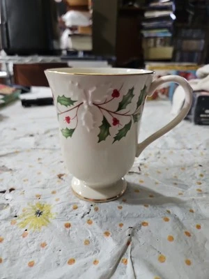 Lenox Holly Leaves Holiday Dimension Collection Embossed Carved Mug Cup Footed - Изображение 1 из 4