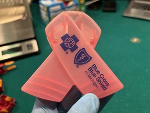 Blaues Kreuz blaues Schild von Michigan rosa Band Clip *TOP ZUSTAND* - Bild 1 von 4