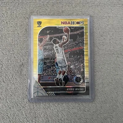 NBA Hoops Premium Stock Box Set Gold Pulsar Prizm Kyrie Irving #11 2019 Foto 1 de 4