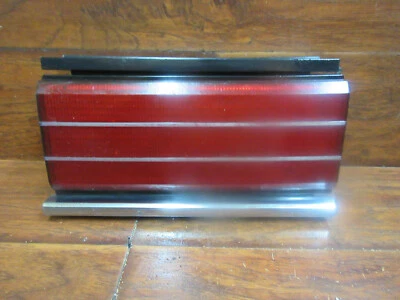 Chrysler New Yorker (FWD) седан: 1986, 1987, 1988, панель центральных задних фонарей - Изображение 1 из 4