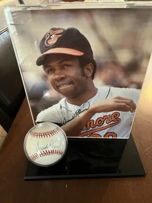 Frank Robinson signed ball & 8" x 10" photo -Horizontal PHOTO/BALL DISPLAY CASE - Image 1 of 4