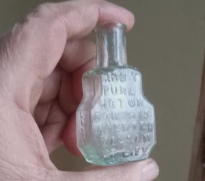 BÁLSAMO DE VIDA EXCAVADO ROBT TURLINGTON DÉCADA DE 1880 BOTELLA DE MEDICINA ÚNICA EN FORMA DE ATAÚD - Imagen 1 de 11