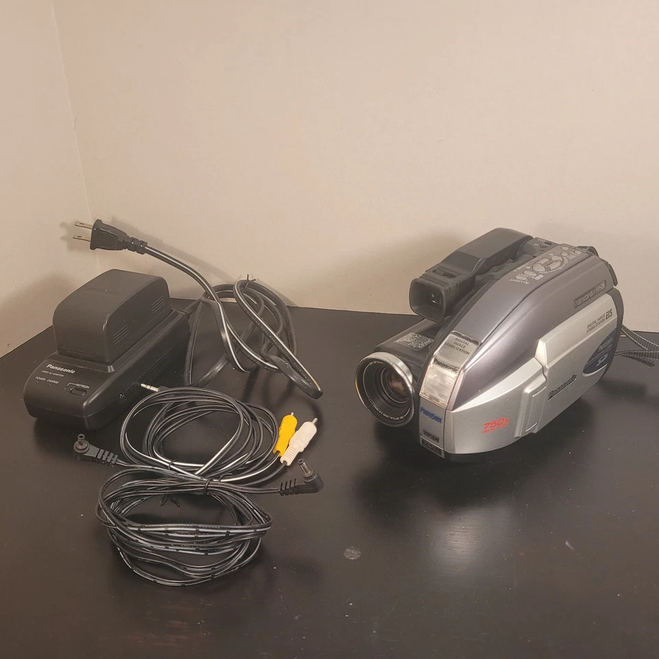 Panasonic Palmcorder PV-L452D L452 VHS-C With Battery And Charger Works! - Image 1 of 4