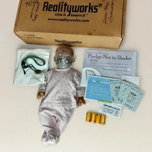 Simulador de síndrome de bebé sacudido RealCare Realityworks en caja con llave y más - Imagen 1 de 19