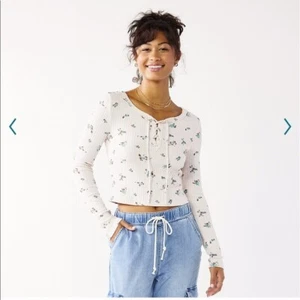 NUEVO CON ETIQUETAS SO Camiseta Frontal Con Cordones Rosa Claro Floral Juniors Talla XL - Imagen 1 de 5