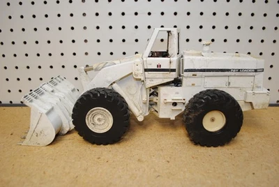 1/25 First Gear IH International Harvester 560 cargador de pago blanco - desgastado Foto 1 de 4