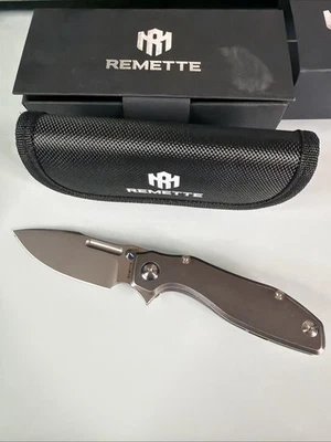 Faca dobrável REMETTE TwoFace 3′′ Bohler M390 lâmina de aço roxo cabo de titânio - Imagem 1 de 4