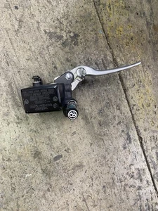2017 16-24 YAMAHA FZ-10 MT-10 MT10  OEM FRONT BRAKE MASTER CYLINDER W/ LEVER - Picture 1 of 2