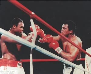 LARRY HOLMES VS MUHAMMAD ALI 8X10 PHOTO BOXING PICTURE CORNER EXCHANGE - Picture 1 of 1