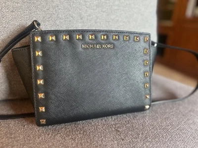 Bolsa satchel nova com etiquetas Michael Kors Selma Stud média zíper superior couro saffiano preta com ouro - Imagem 1 de 3