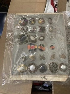 VINTAGE JEWELRY LOT BROOCHES - Picture 1 of 3