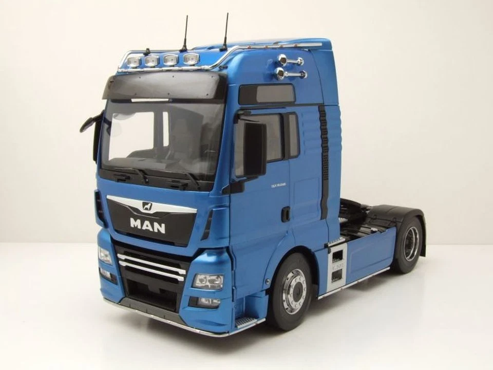 MAN TGX XXL Trattore 2018 Blu Metallizzato Modellino 1:18 Premium ClassiXXs - Immagine 1 di 4