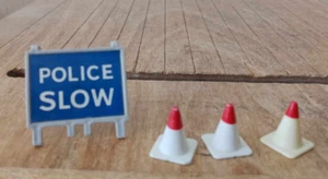 ORIGINAL VINTAGE DINKY TOYS CONES & SIGN FOR 297 POLICE VEHICLES GIFT SET - Picture 1 of 4