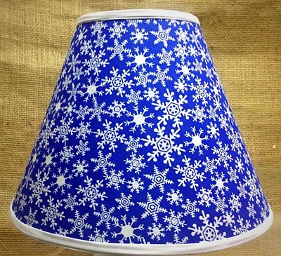 Copos de nieve en pantalla de lámpara de invierno azul Foto 1 de 2