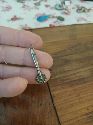 CIONDOLO /CHARMS VINTAGE A FORMA DI ROTELLA X TAGLIARE LA SFOGLIA - ARGENTO - Immagine 1 di 2